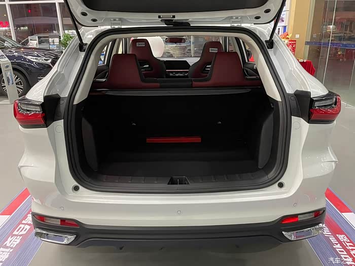 后备箱容积中规中矩吧,不是特别大也不会很小.