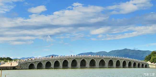 桥长150米,宽8米,有17个拱形桥洞连续而成,桥洞从两侧开始逐渐变大,第
