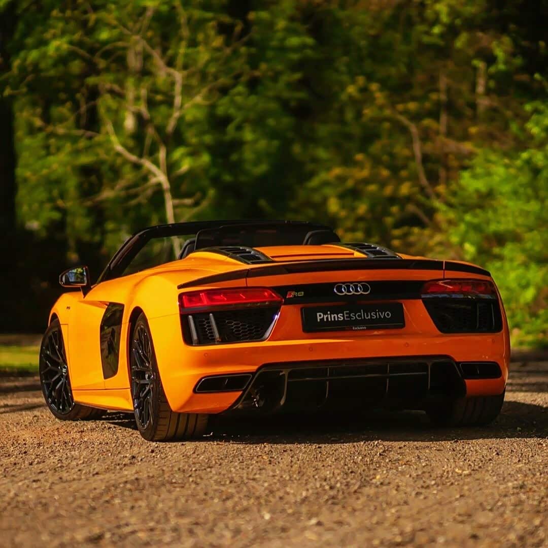 橘黄色的奥迪r8更加活力十足.