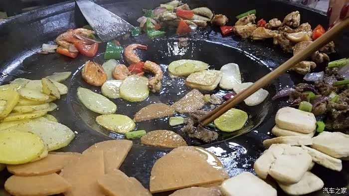 烙锅,所有想吃菜都放到边煎,然后蘸料吃.味道还错,就能大口吃,过瘾.