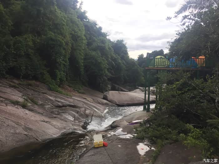 三五好友群游琼中七步水瀑布