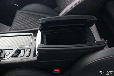 中央扶手箱为双开式设计