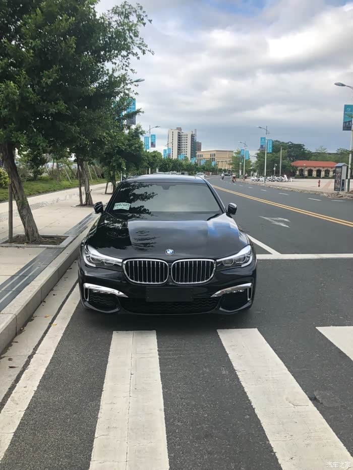 宝马18款730li乞丐版宝石青提车了