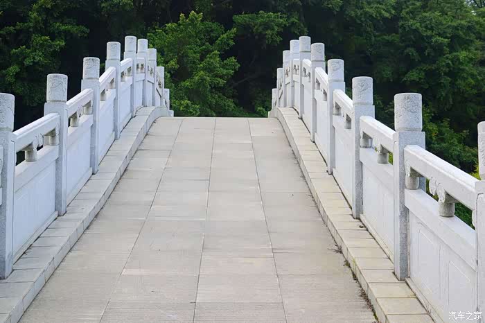 烈阳高照柳州鹿山公园秀美大自然