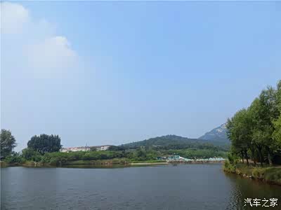 凌山头水库和西盘水库,湖面碧波荡漾,清恬纯净,似明镜