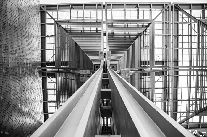 这些冰冷钢架组合在起,有种流畅线条美.