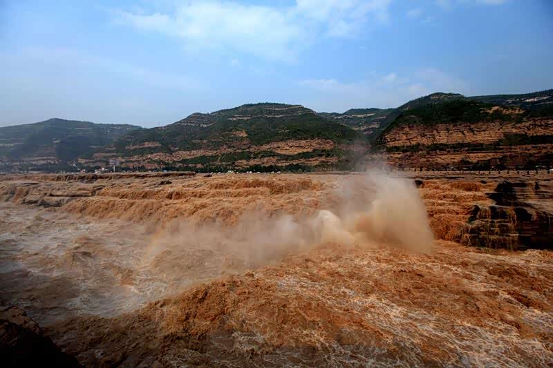 黄河流经黄土高原,冲出了一道南北走向的深谷,就是晋陕大峡谷