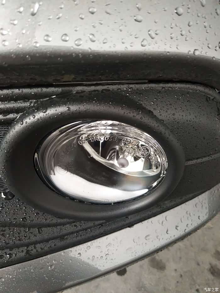 这是2019年6月提车第二天拍的原车雾灯