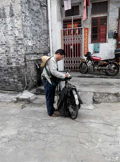 遇到送报的邮递员,勾出童年的回忆.认真的模样,真得很帅