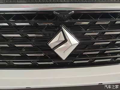 点阵式梯形格栅以及新宝骏钻石车标,很有辨识度