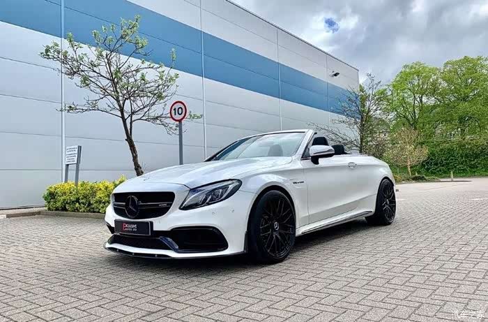 奔驰的c63敞篷非常的漂亮,也很拉风.