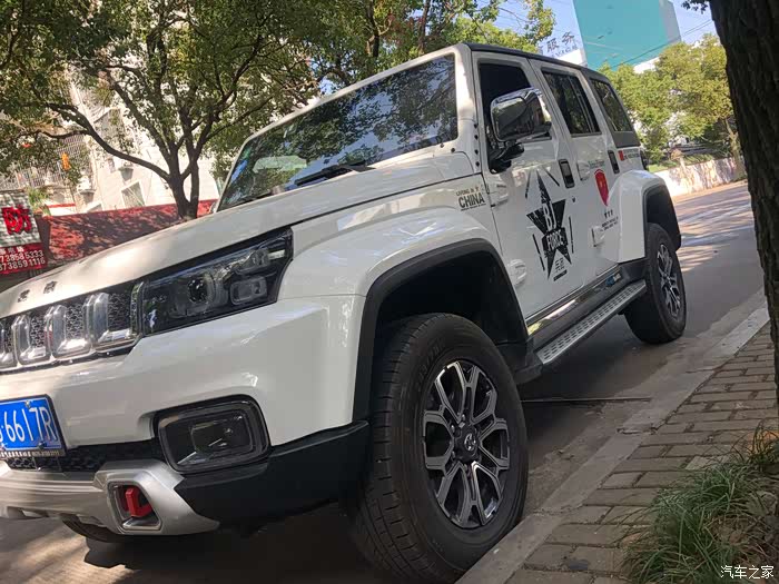 白色bj4072变之车贴上身更加炫酷