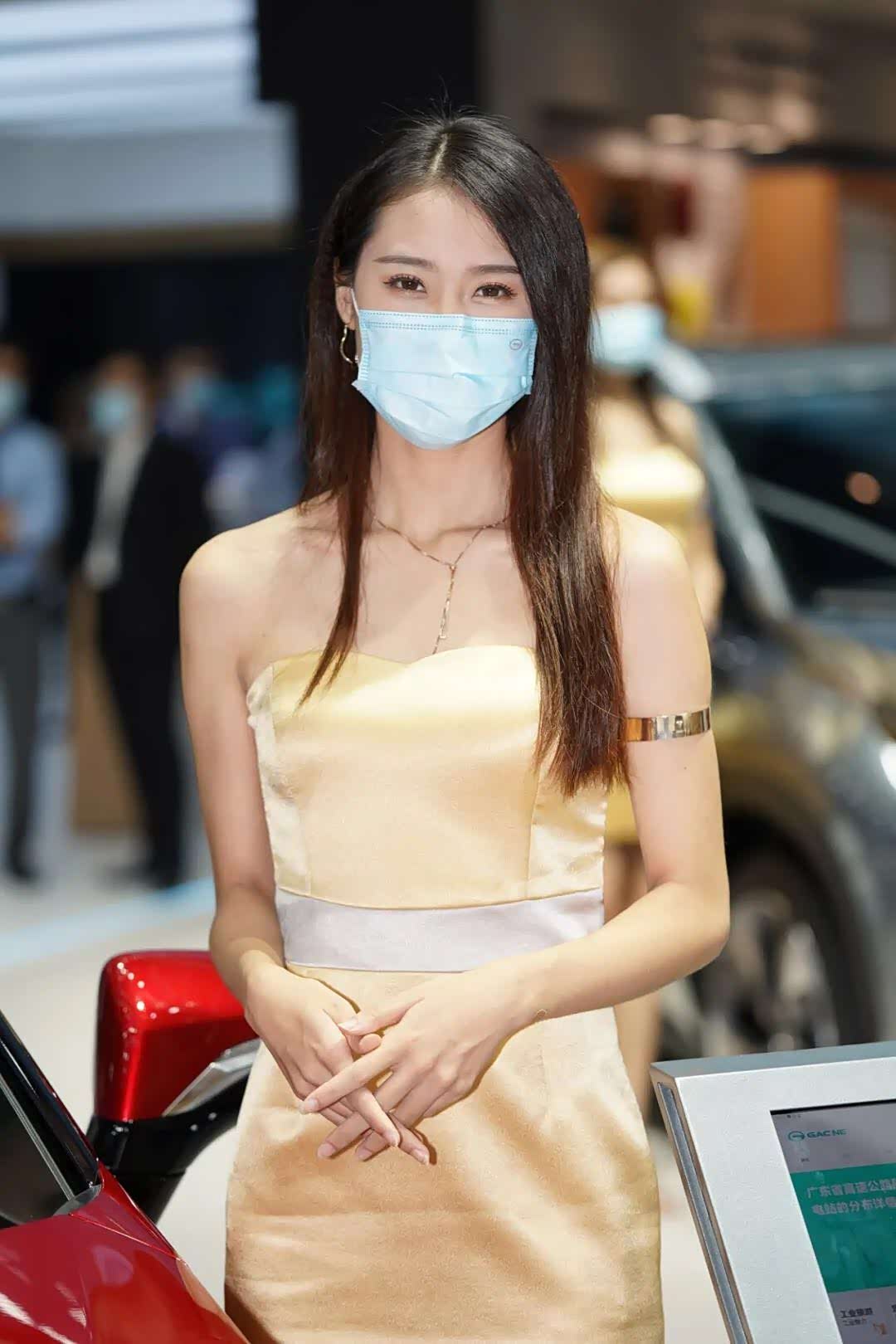 眉目传情的小姐姐们,看车都养眼 #2020北京车展