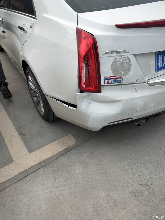 凯迪拉克被后面面包车追尾