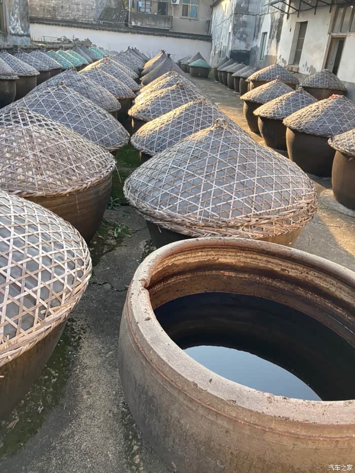 酱油缸子,酱油味很重,很难想象我们餐桌上高大上的酱油瓶子里都是这样