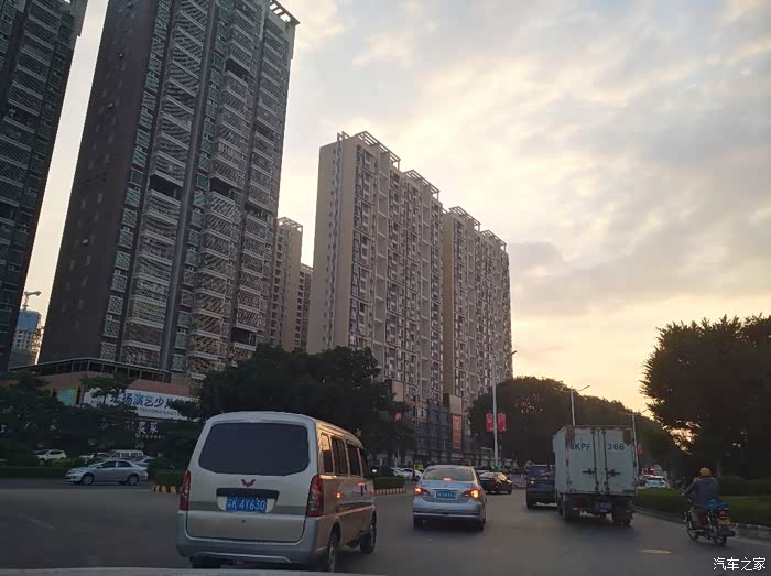 探岳带你走进茂名市中心繁华地带.