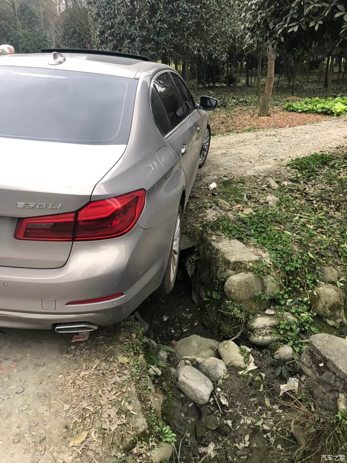 【图】后轮掉沟里了,怎么办……在线等_宝马5系论坛_汽车之家论坛