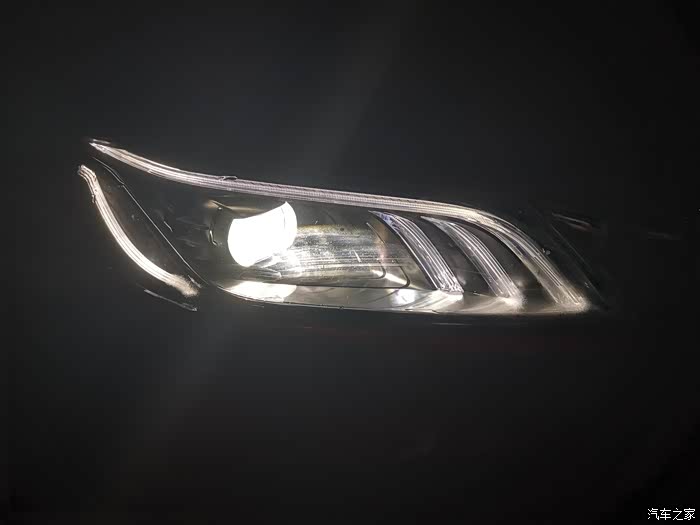 吉利汽车缤瑞14t缤致版大灯进水路过了喂
