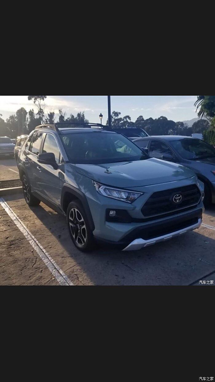 丰田rav4珍珠白2018款vs2019款外观对比你更喜欢哪一款呢