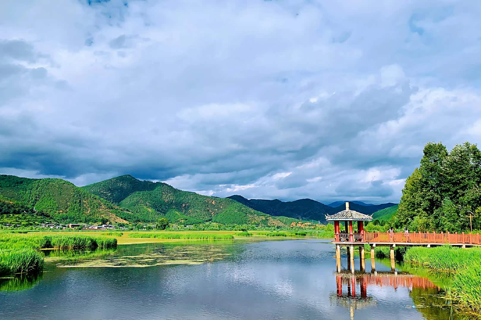 泸沽湖风光,泸沽湖位于四川省盐源县与云南省宁蒗县交界处