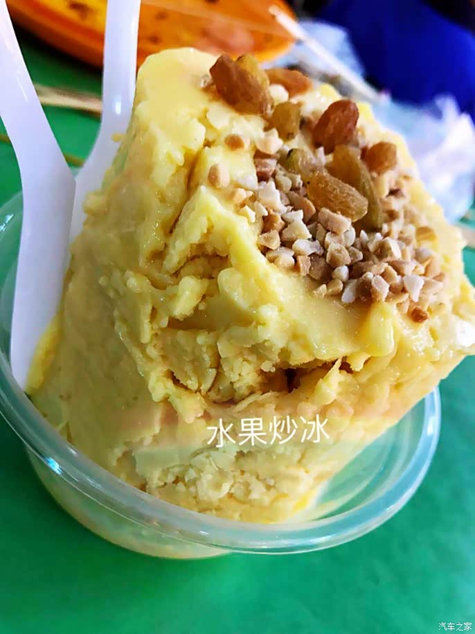 朋友强烈推荐的热带水果炒冰,都把新鲜水果打成汁后炒的,超级实惠,这