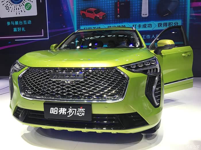 来看哈弗初恋了,第一眼的感觉就是:这车的外观非常犀利,非常有青春的