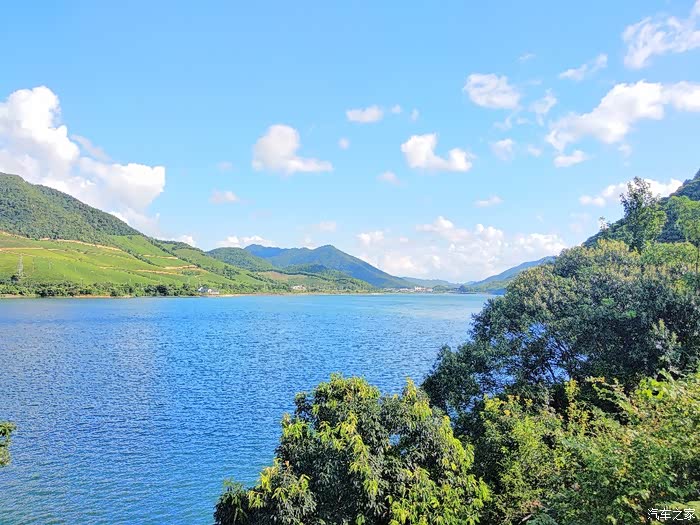 大晴天的金鹅湖休闲骑