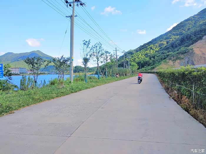 大晴天的金鹅湖休闲骑