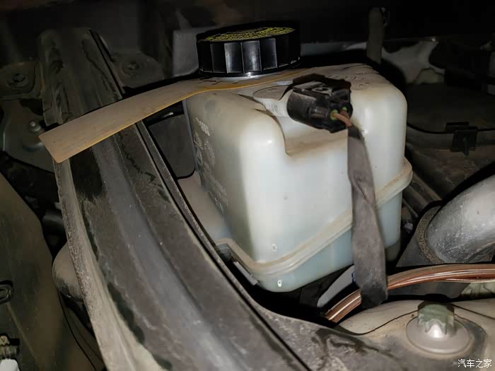 【图】各位车友们,帮我看一下制动液少了多少_奔驰glk级论坛_汽车之家