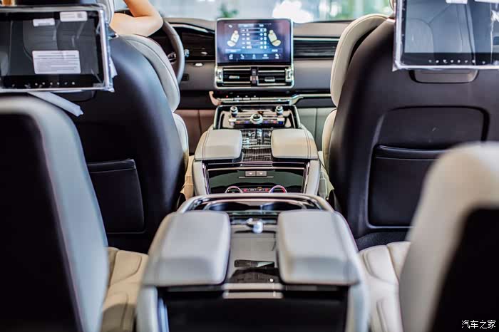 今天跑去看了看林肯汽车,居然还看到美女了