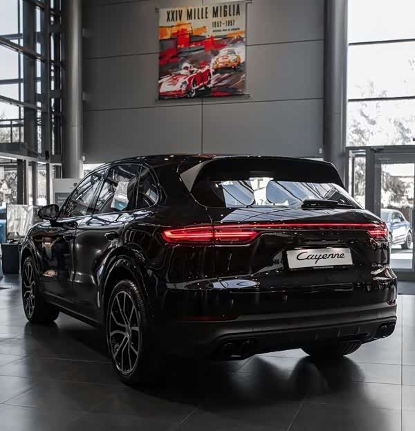 保时捷卡宴黑色的车身涂装是非常精致又大气太帅了