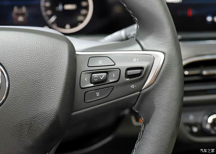 男人的大玩具别克gl6,按键美观,功能强大,帅气