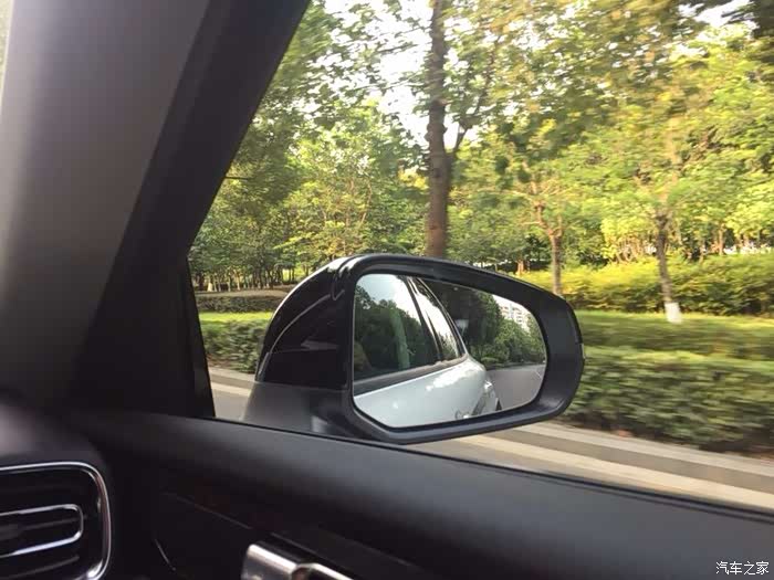 外后视镜有个提示,后方有车要亮黄灯呢