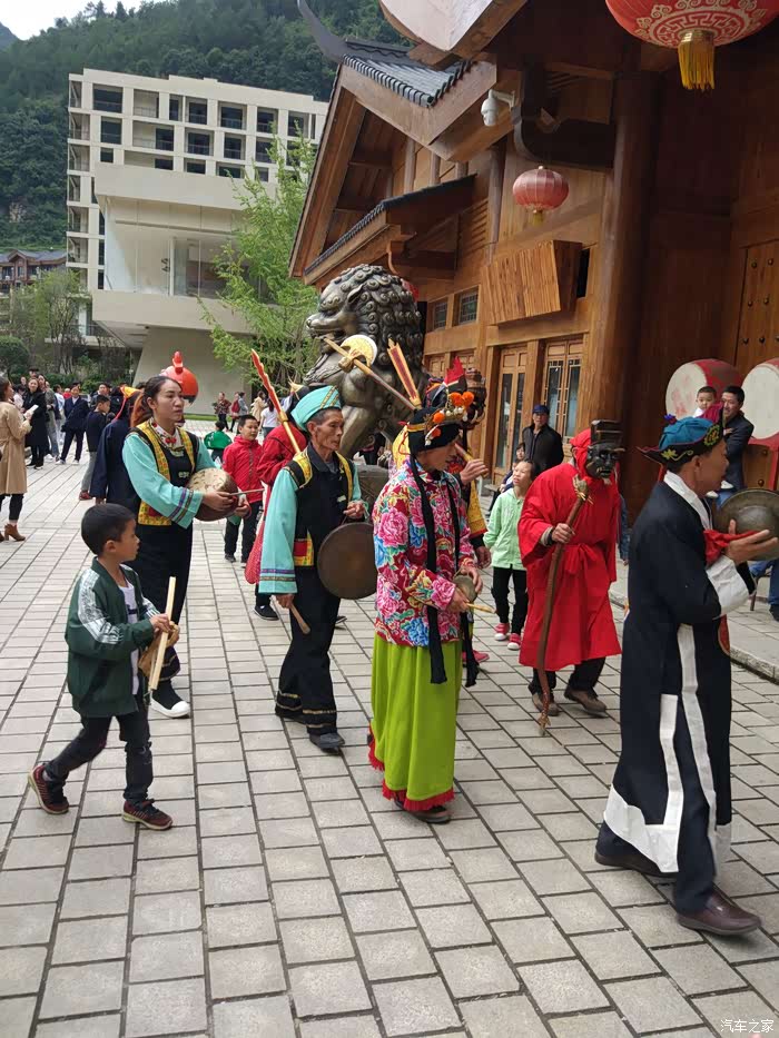 "三幺台"演员正在游街表演.