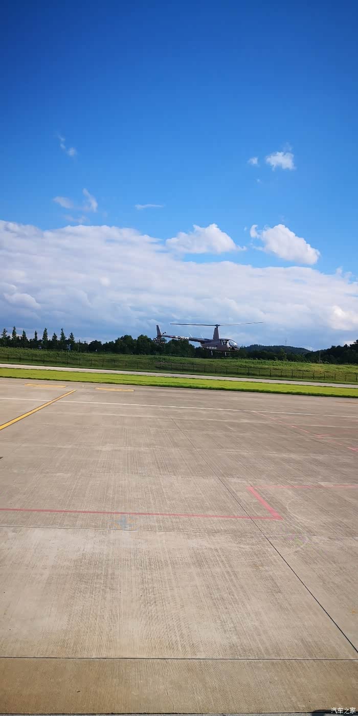 安吉天子湖机场进行了x5场地性能及飞机飞行体验