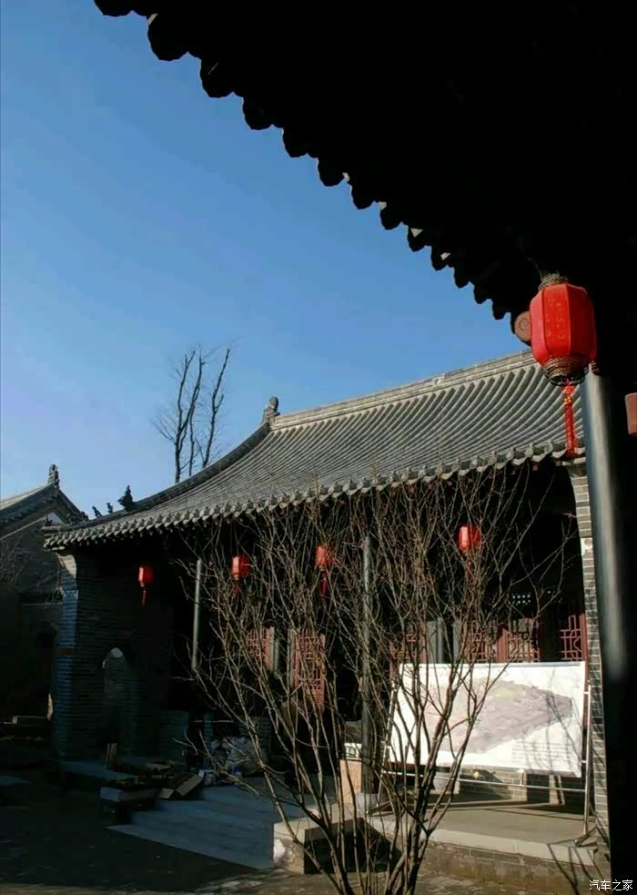 青砖红瓦琉璃墙.