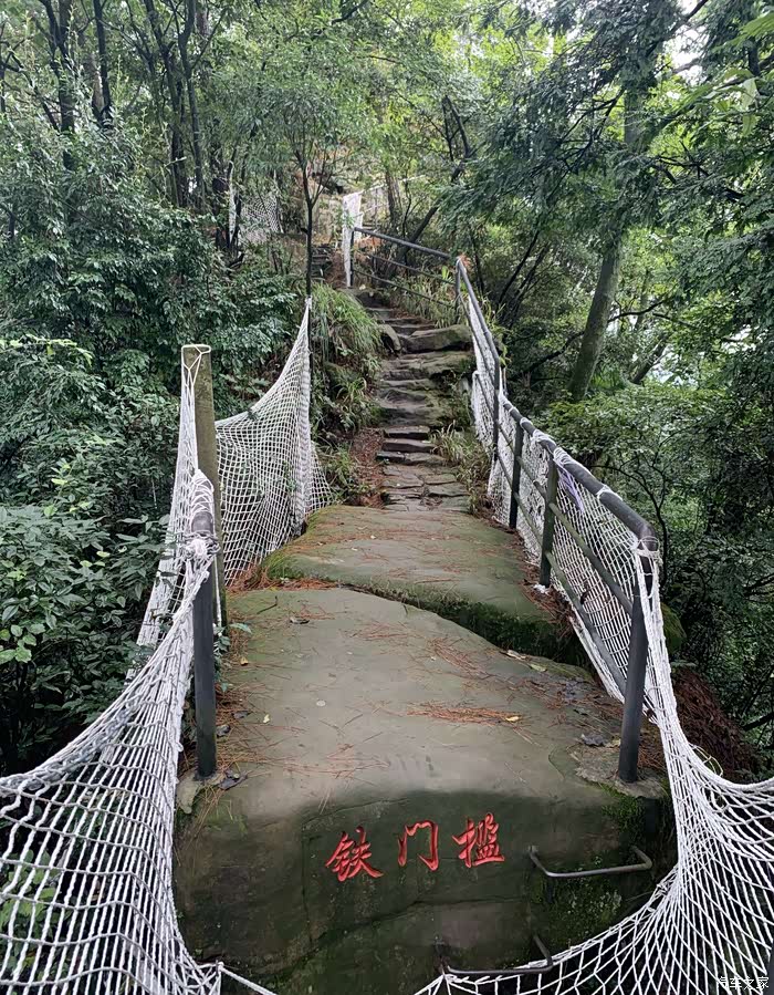 圣灯山海拔1064米,四周悬崖峭壁,陡峭险峻,山上圣灯山.