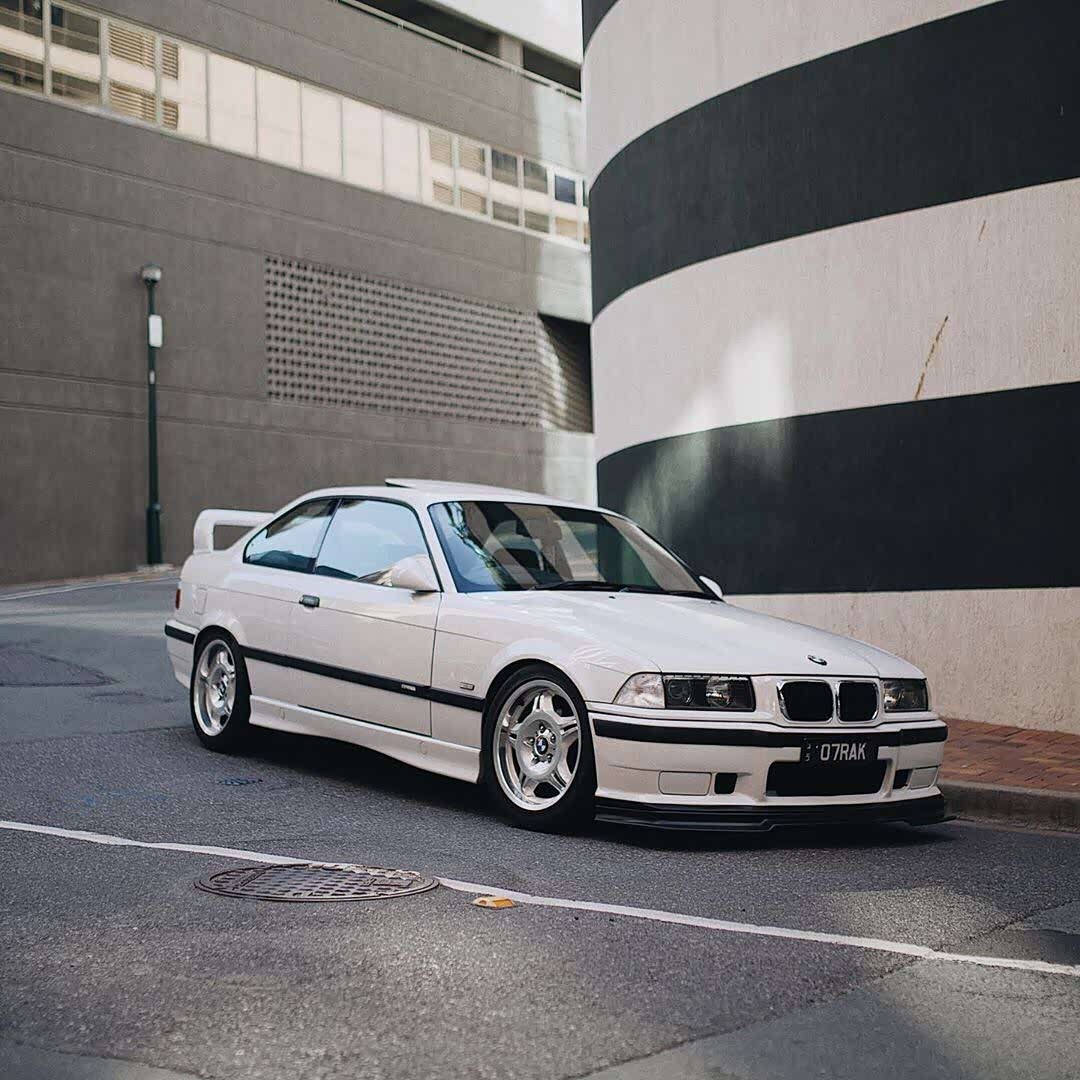经典的双门宝马e36,车身线条笔直!