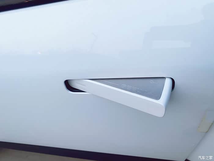 这个隐藏式的门把手真的是科技感十足,现在的国产车一点也不差!