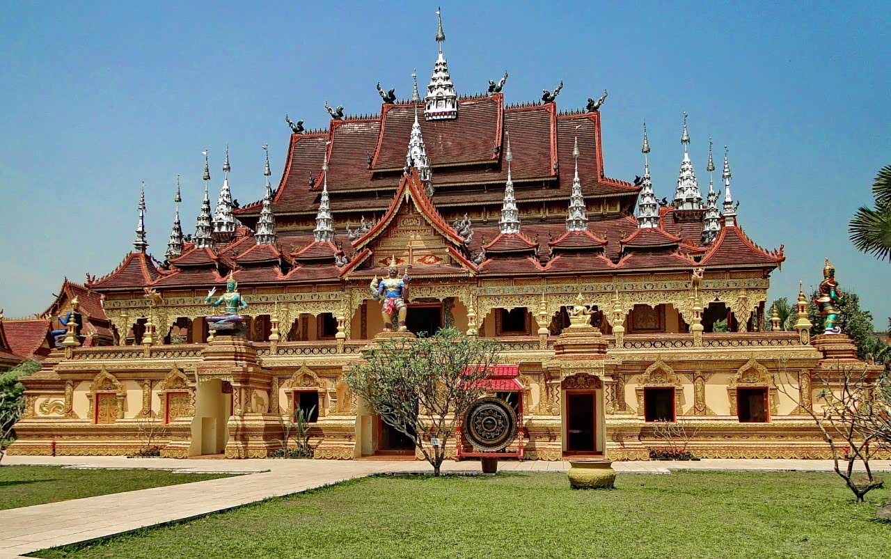 独特的建筑,有点泰国佛庙的样式