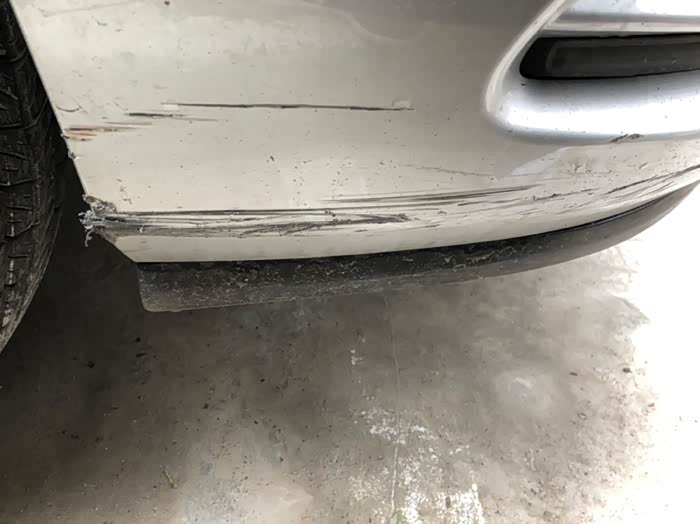 1381 | 回复: 9 别克gl8论坛 前问图中被剐蹭的部位属于前保险杠吗?