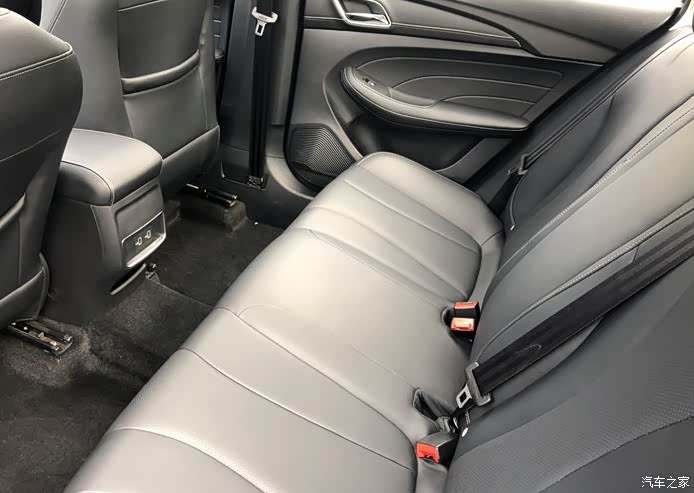 后排座椅空间很大,坐着也比较舒适,可能是底盘调教比较成熟,通过性