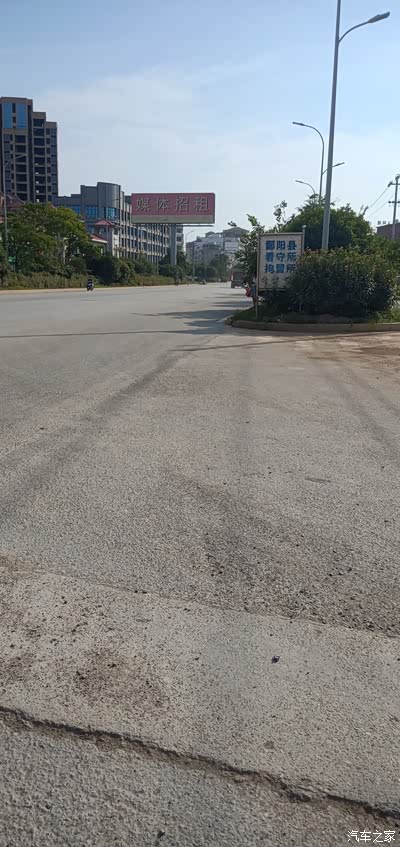 乡都水泥路城市都板油路看起来比较绿化过现在乡也慢慢开始修板油路