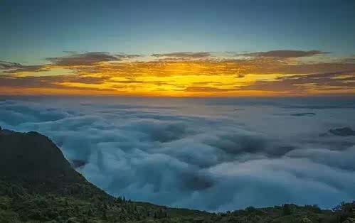 重庆酉阳天龙山日出云海,用任何文字都无法刻画它的气势.