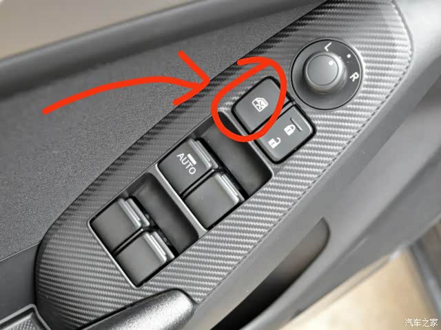 除了驾驶位那个车窗,其他车窗都打不开了