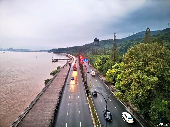 我开始步行过桥,这是在钱塘江大桥上拍摄的之江路与六和塔