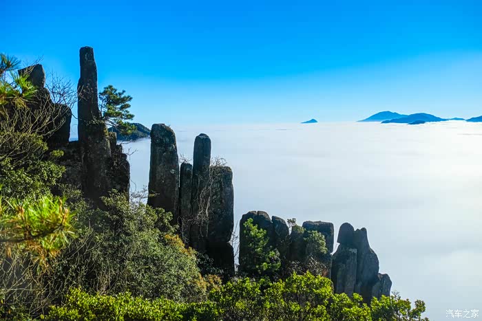 日月光芒交相辉映出日月峰壮美奇幻;挺拔而立直插云霄石笋峰绽露锋芒