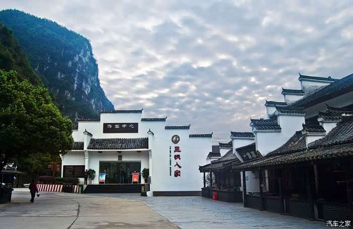 自三峡七百里中两岸连山略无阙处