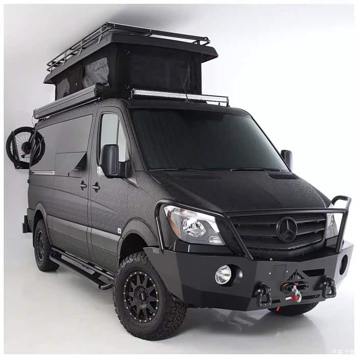 这样黑色的房车,真是美极了,豪华的内饰,应有有尽有,让人羡慕