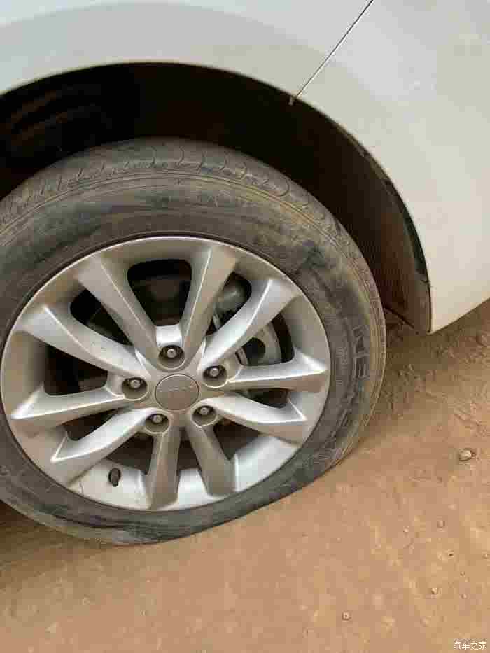 前天车爆胎了
